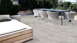 Arezo Grey donkergrijze steenlook porseleinen tegel – antislip tegel in 60x60 cm en 80x80 cm formaat, perfect voor Belgische buitenvloeren bij Tegelplus
