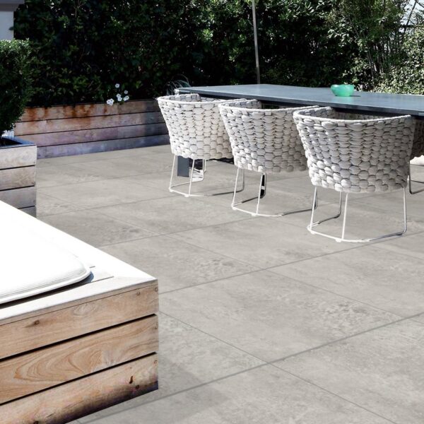 Arezo Grey donkergrijze steenlook porseleinen tegel – antislip tegel in 60x60 cm en 80x80 cm formaat, perfect voor Belgische buitenvloeren bij Tegelplus