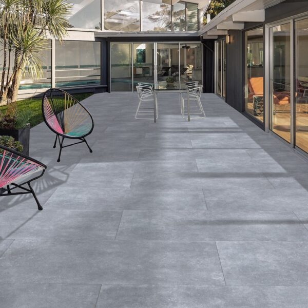 BLUESTONE GRAPHITE grijze steenlook tegel 60x120 cm met matte afwerking