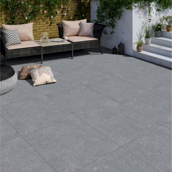 BELGIUM GREY 60x60x2 cm grijze steenlook buiten tegel met antislip oppervlak – porseleinen tegel voor terras en oprit, verkrijgbaar bij Tegelplus België