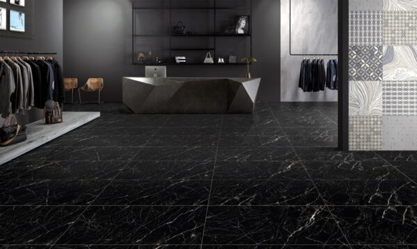 BLACK CREEK zwarte marmerlook tegel 60x120cm met hoogglans afwerking – porseleinen tegel van Tegelplus voor luxe Belgische interieurs