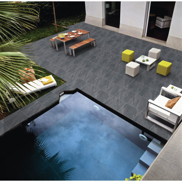 COUNTY ANTHRACITE zwarte steenlook porseleinen buitentegel met antislip afwerking, verkrijgbaar in 60x60, 60x90 en 80x80 cm – Tegelplus – tegels voor Belgische terrassen en tuinen