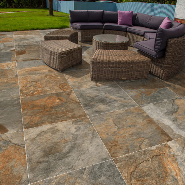 COPPER SLATE bruine porseleinen steenlook tegels voor buiten – verkrijgbaar in 60x60x2 cm en 80x80x2 cm met antislip afwerking – ideaal voor Belgisch terras, tuin of oprit – Tegelplus