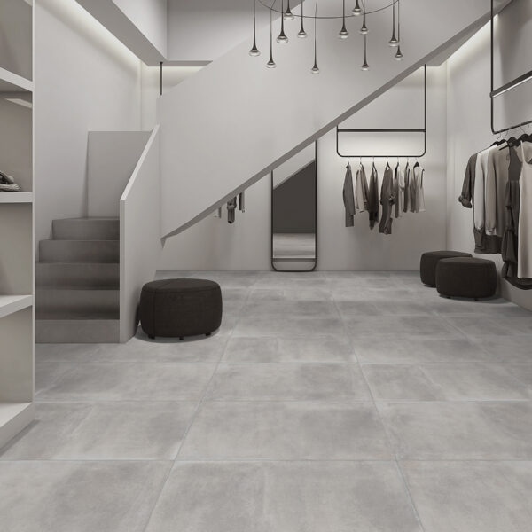 DYNAMIC TAUPE grijze cementlook tegel 80x80cm met matte textuur – porseleinen tegel van Tegelplus voor moderne Belgische interieurs