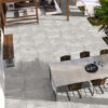 EARTHSTONE SMOKE grijze buitentegel met antislip oppervlak – 60x60x2, 60x90x2 en 80x80x2 cm – natuursteenlook porseleinen tegel van Tegelplus België