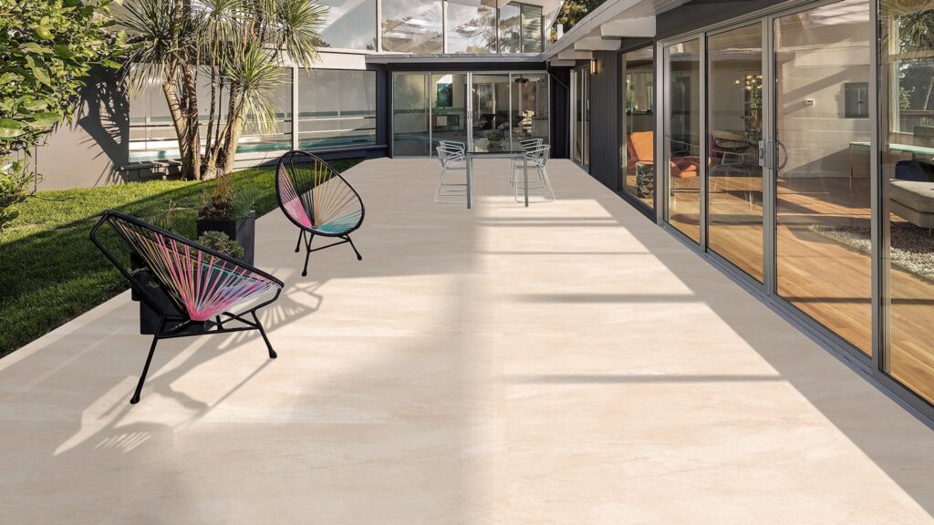 Keramische Fliesen EARTHSTONE NATURAL beige steenlook tegels 80x80cm mat en 80x80x2cm antislip – porseleinen tegels van Tegelplus voor binnen- en buitengebruik in België
