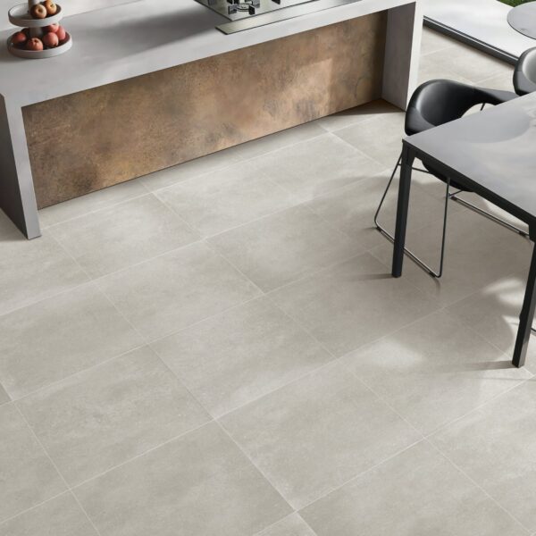 SIERRA BIANCO lichtgrijze cementlook tegel 60x60cm met granula matte afwerking – porseleinen tegel van Tegelplus voor moderne Belgische interieurs