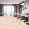 SIERRA SAND crèmekleurige cementlook tegel 60x60cm met granula matte afwerking – porseleinen tegel van Tegelplus voor rustgevende Belgische interieurs