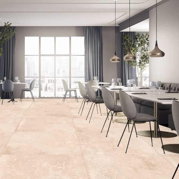 SIERRA SAND crèmekleurige cementlook tegel 60x60cm met granula matte afwerking – porseleinen tegel van Tegelplus voor rustgevende Belgische interieurs