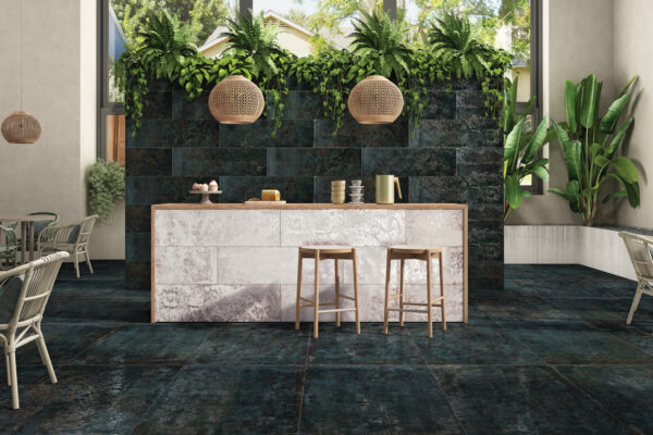 Industriële tegel KRETOS METALO met betonlook en metallic grijstint, ideaal voor moderne interieurs.