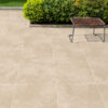Beige kalksteenlook porseleinen tegel 60x60 cm – antislip oppervlak voor buiten – Tegelplus België
