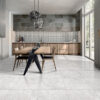 Keramische tegel LIZARD SILVER 80x80cm met hoogglans afwerking in zilvergrijze natuursteenlook met elegante glans tiles