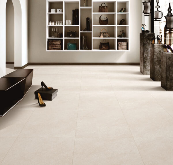 MONTANA ALMOND beige natuursteenlook tegel 60x60cm met granula matte afwerking – porseleinen tegel van Tegelplus voor stijlvolle Belgische interieurs