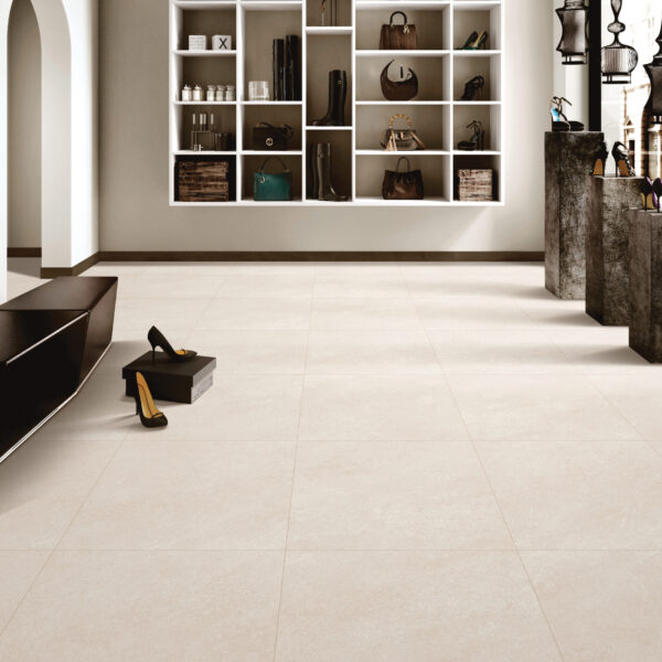 MONTANA ALMOND beige natuursteenlook tegel 60x60cm met granula matte afwerking – porseleinen tegel van Tegelplus voor stijlvolle Belgische interieurs