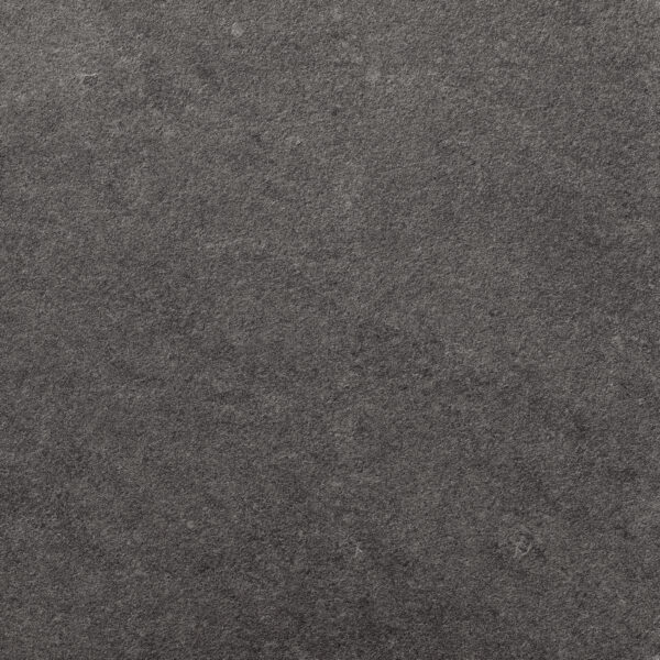 Zwarte porseleinen tegel 80x80 cm met natuursteenlook – antislip keramische buitenvloer van Tegelplus België