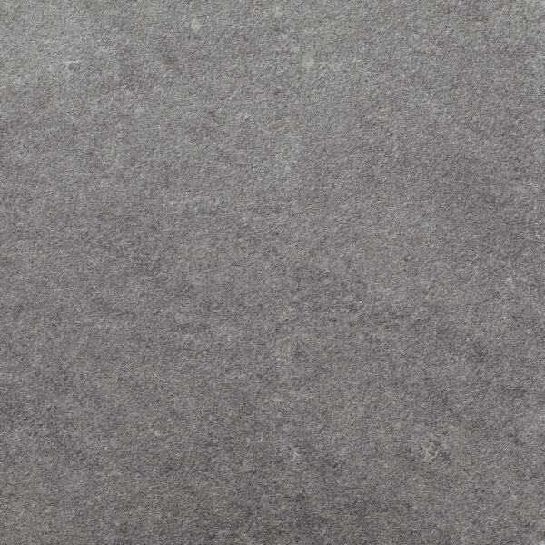 Grijze porseleinen tegel 60x60 cm in natuursteenlook – antislip buitenvloer van Tegelplus België