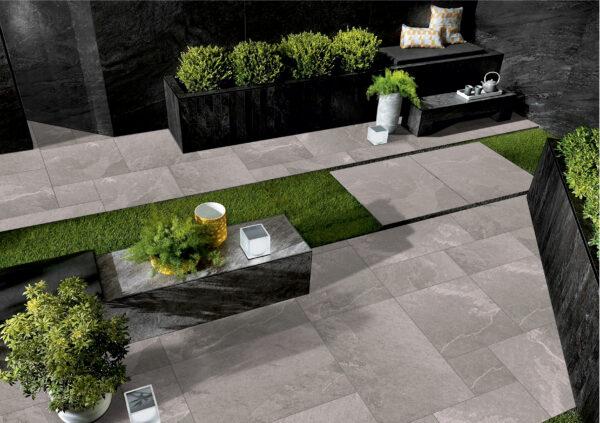 Grijze porseleinen tegel 60x60 cm in natuursteenlook – antislip buitenvloer van Tegelplus België