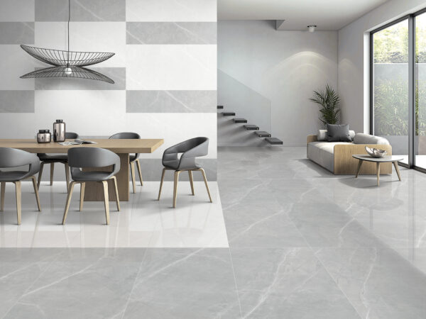De PULPIS GRIS tegel van 60x120cm toont een lichte grijze marmerlook met witte aders en glanzende afwerking. Perfect voor serene, luxueuze Belgische woon- en werkruimtes. Verkrijgbaar bij Tegelplus.