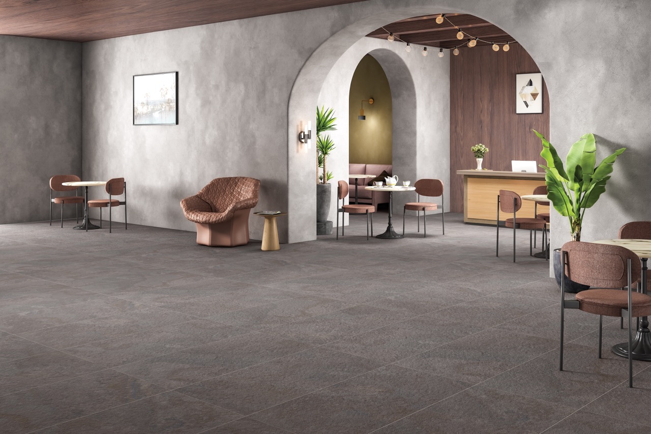 RODAS SMOKE grijze natuursteenlook tegel 60x60cm met antislip afwerking – porseleinen vloer- en wandtegel van Tegelplus voor België