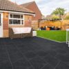 Zwarte porseleinen tegel 60x60 cm met natuursteenlook en antislip afwerking – ideaal voor Belgische terrassen en tuinen via Tegelplus