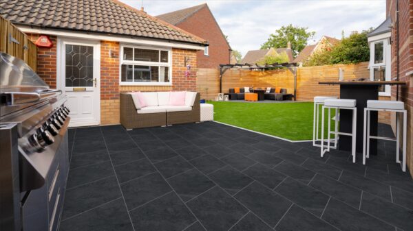 Zwarte porseleinen tegel 60x60 cm met natuursteenlook en antislip afwerking – ideaal voor Belgische terrassen en tuinen via Tegelplus