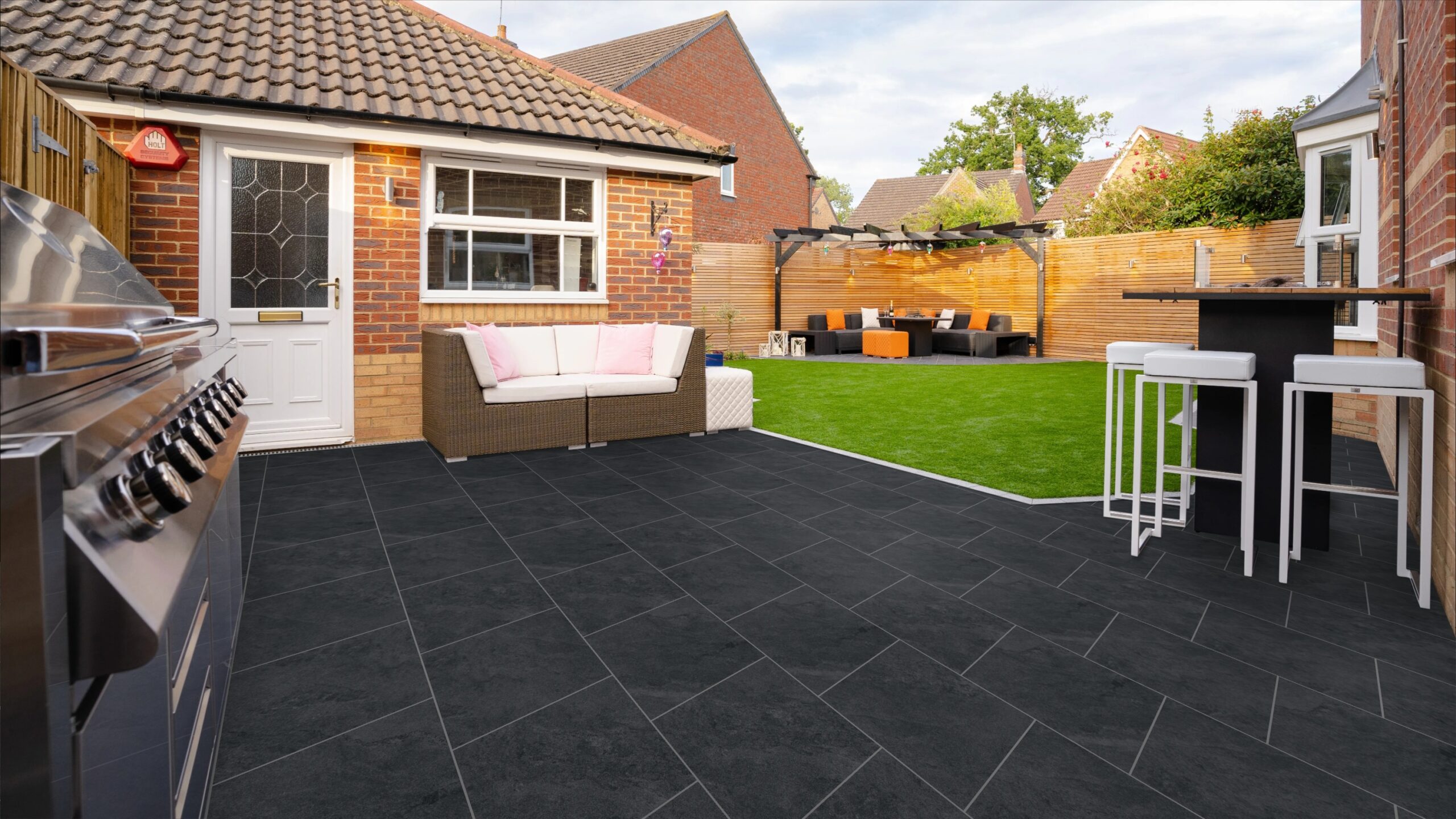 Zwarte porseleinen tegel 60x60 cm met natuursteenlook en antislip afwerking – ideaal voor Belgische terrassen en tuinen via Tegelplus