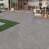 Grijze 60x60x2 cm keramische buitentegel met natuursteenlook en antislip oppervlak – Tegelplus België