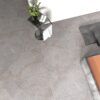 RODAS STREAM grijze natuursteenlook tegel 60x60cm met antislip afwerking – porseleinen tegel van Tegelplus voor binnen- en buitenvloeren in België