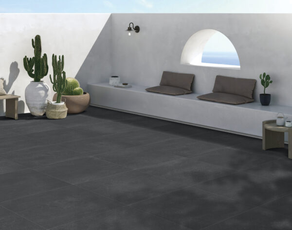 SIERRA ANTRACITE zwarte cementlook tegel 60x60cm met granula matte afwerking – porseleinen tegel van Tegelplus voor industriële Belgische interieurs