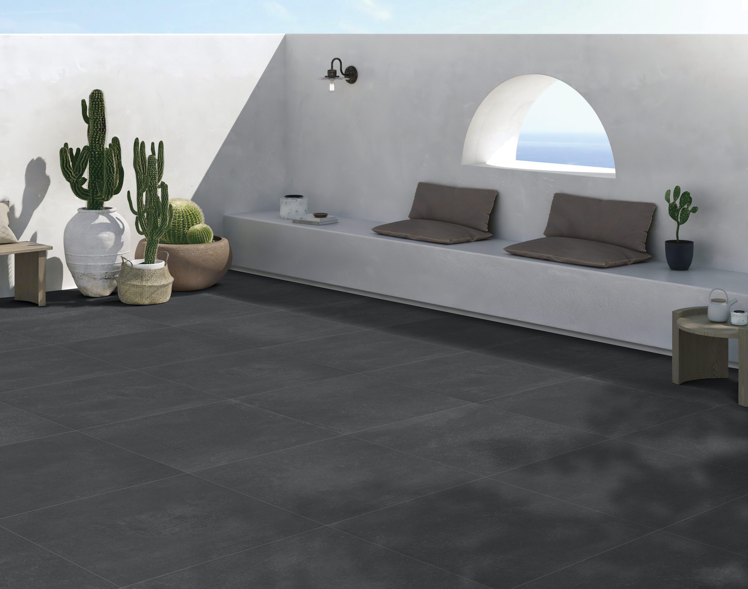 SIERRA ANTRACITE zwarte cementlook tegel 60x60cm met granula matte afwerking – porseleinen tegel van Tegelplus voor industriële Belgische interieurs