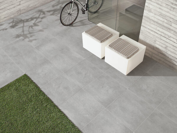 SIERRA GREY cementlook tegel 60x60cm met granula matte afwerking – porseleinen tegel van Tegelplus voor strakke Belgische interieurs