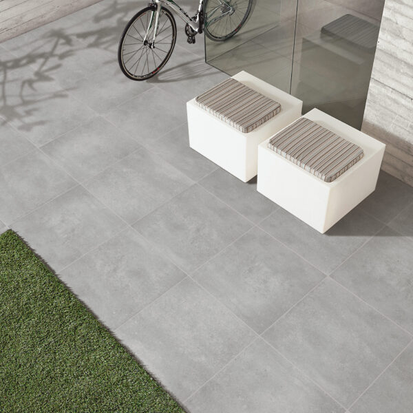 SIERRA GREY cementlook tegel 60x60cm met granula matte afwerking – porseleinen tegel van Tegelplus voor strakke Belgische interieurs
