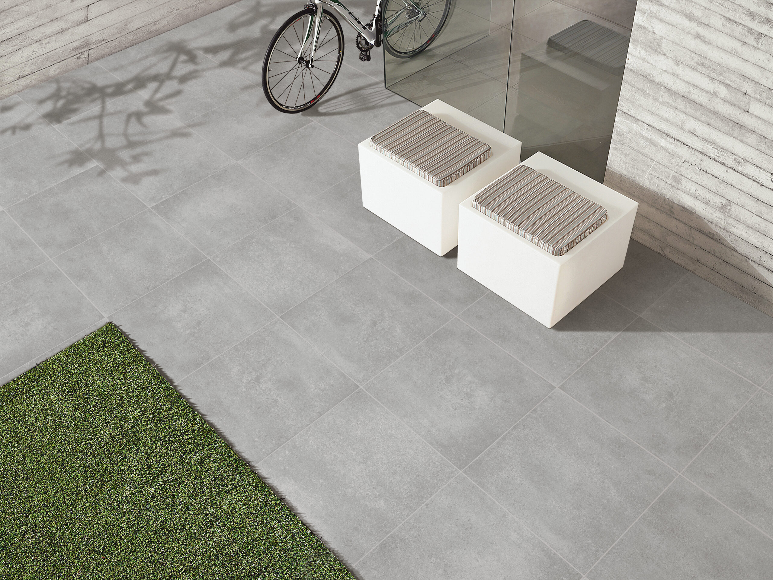 SIERRA GREY cementlook tegel 60x60cm met granula matte afwerking – porseleinen tegel van Tegelplus voor strakke Belgische interieurs