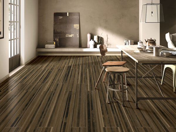 Keramische houtlook tegel STREAK WOOD COFFE 20x120cm met matte afwerking en warme koffiekleurige houtstructuur tiles