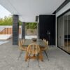 Grijze terrazzo tegel 60x60x2 cm met antislip oppervlak – porseleinen buitenvloer – Tegelplus België