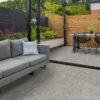 TERRAZO SMOKE – Grijze terrazzo porseleinen tegel 60x60x2 cm met antislip oppervlak – buitengebruik – Tegelplus België