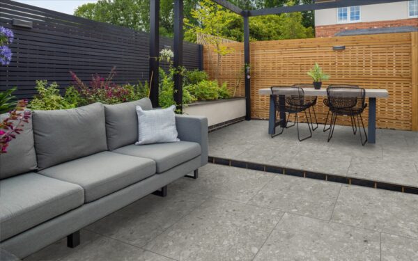 TERRAZO SMOKE – Grijze terrazzo porseleinen tegel 60x60x2 cm met antislip oppervlak – buitengebruik – Tegelplus België