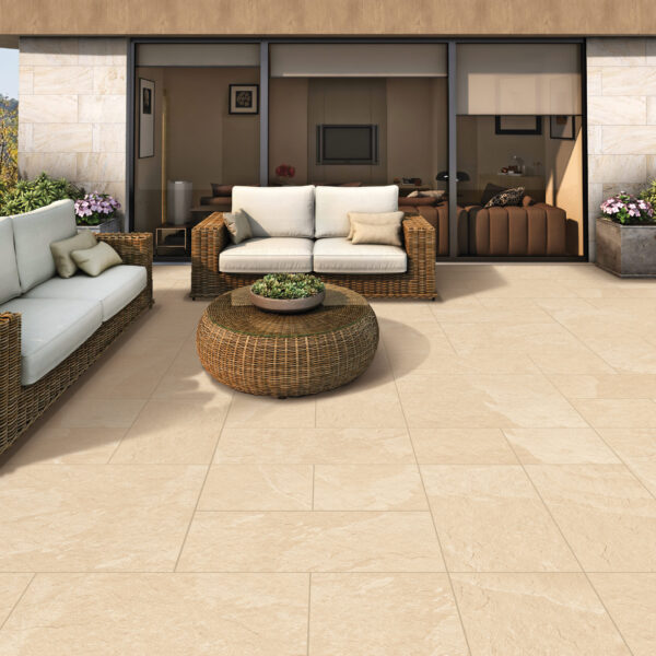 VELIT NATURAL beige natuursteenlook tegel 60x60x1.2cm met antislip oppervlak – porseleinen buitentegel van Tegelplus voor Belgische terrassen en tuinen