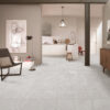 VELIT SNOW grijze natuursteenlook tegel 60x60x1.2cm met antislip afwerking – porseleinen buitentegel van Tegelplus voor Belgische terrassen en tuinen