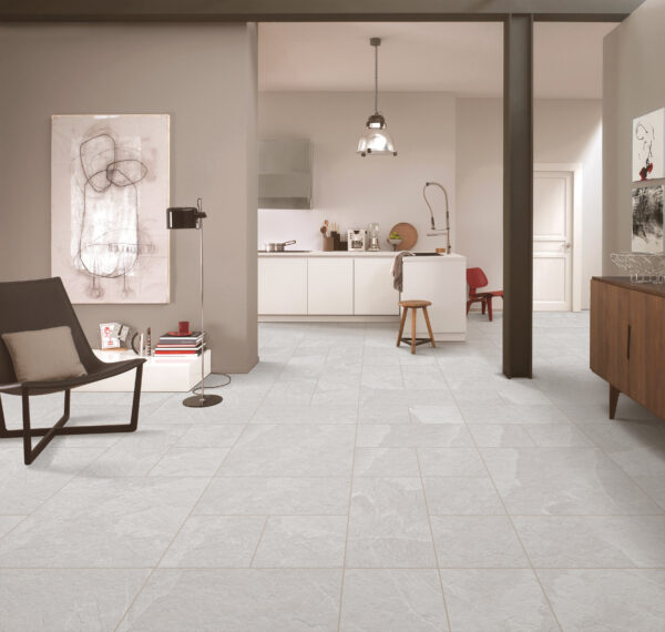 VELIT SNOW grijze natuursteenlook tegel 60x60x1.2cm met antislip afwerking – porseleinen buitentegel van Tegelplus voor Belgische terrassen en tuinen