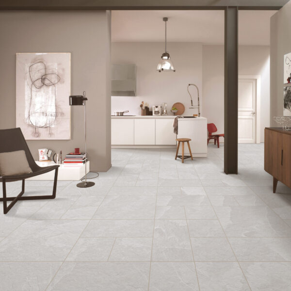 VELIT SNOW grijze natuursteenlook tegel 60x60x1.2cm met antislip afwerking – porseleinen buitentegel van Tegelplus voor Belgische terrassen en tuinen
