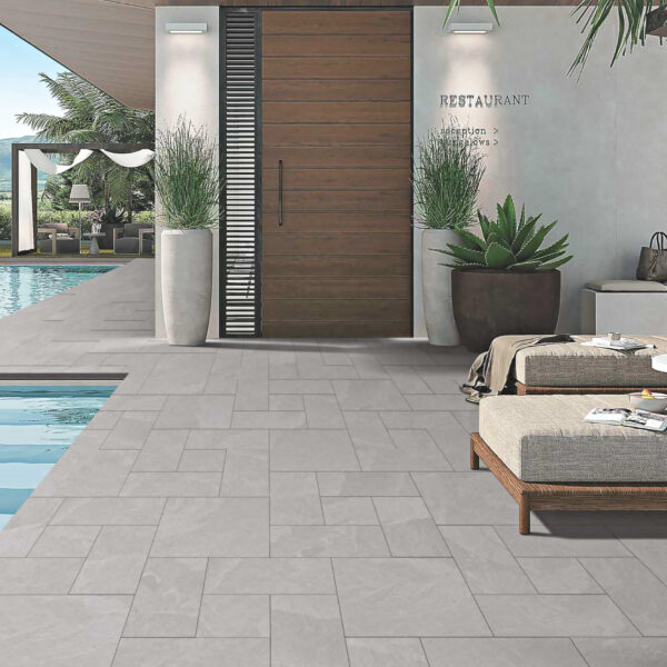 VELIT GRIGIO grijze natuursteenlook tegel 60x60x1.2cm met antislip afwerking – porseleinen buitentegel van Tegelplus voor terrassen en buitenvloeren in België
