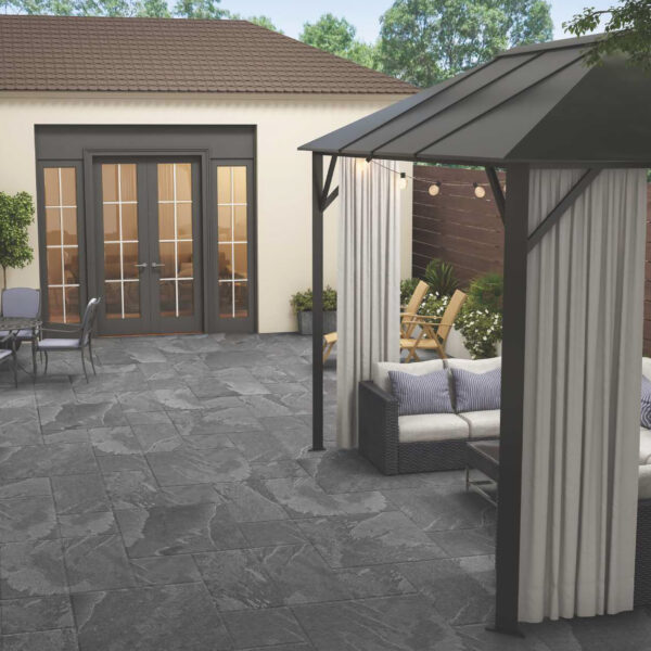 VELIT LAVA zwarte natuursteenlook tegel 60x60x1.2cm met antislip afwerking – porseleinen buitentegel van Tegelplus voor Belgische terrassen en tuinen