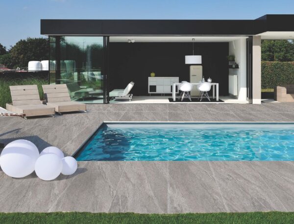 COUNTY GREY grijze steenlook porseleinen tegels in 60x60, 60x90 en 80x80 cm met antislip oppervlak – ideaal voor Belgische terrassen en tuinen – Tegelplus
