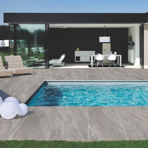 COUNTY GREY grijze steenlook porseleinen tegels in 60x60, 60x90 en 80x80 cm met antislip oppervlak – ideaal voor Belgische terrassen en tuinen – Tegelplus