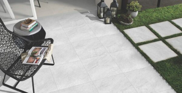 HARYANA GREY grijze steenlook tegels, porselein, antislip R11 – 60x60, 60x90, 80x80 cm formaten – buitentegel voor België – Tegelplus